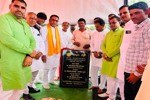 लखनवास में शिक्षा सुविधाओं को मिली नई गति लक्ष्य निर्धारित कर मेहनत करें विद्यार्थी : राज्यमंत्री  पंवार 1.91 करोड़ रूपये के निर्माण कार्यों का भूमि-पूजन 200 विद्यार्थियों को निःशुल्क साइकिल वितरण
