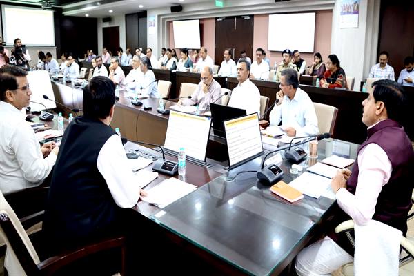 आम जनता के कार्य समय-सीमा में हों पूरे : मुख्यमंत्री डॉ. यादव आमजन के काम हेल्प लाइन तक पहुंचने से पहले हो जाएं प्रधानमंत्री स्वामित्व योजना में ग्रामीण आबादी को पट्टे देकर करें लाभान्वित मुख्यमंत्री जन विश्वास अभियान : वर्ष 2026 की साप्ताहिक गतिविधि के लिए अगले एक महीने की योजना पहले ही की जाए तैयार मंत्रालय, विंध्याचल और सतपुड़ा के अधिकारियों-कर्मचारियों की बायोमैट्रिक अटैंडेंस व्यवस्था मुख्यमंत्री डॉ. यादव ने की 21 प्रमुख कार्यों की समीक्षा, विभागों को दिए निर्देश