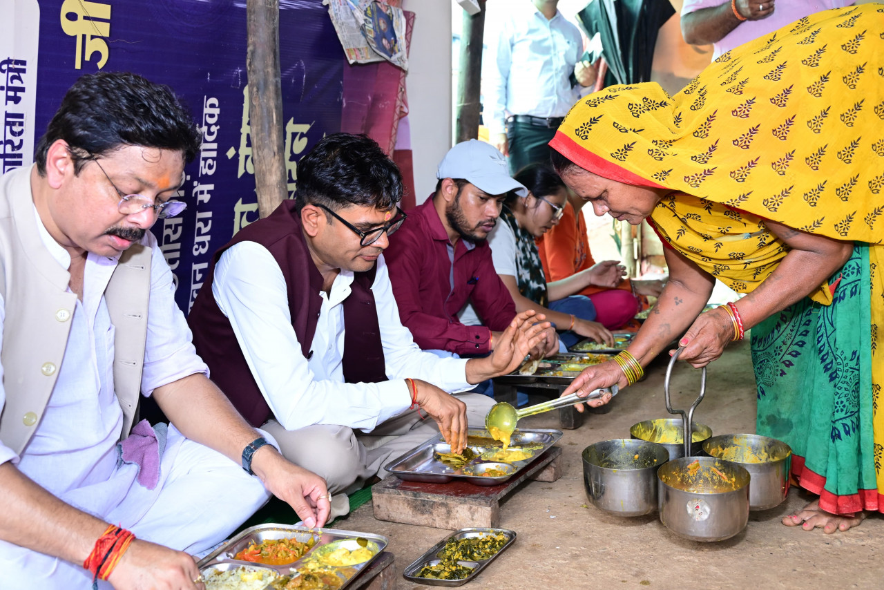 अपनों के बीच जमीन पर बैठकर देसी स्वाद का आनंद, वित्त मंत्री ओपी चौधरी ने कहा—यही हमारी संस्कृति की असली पहचान