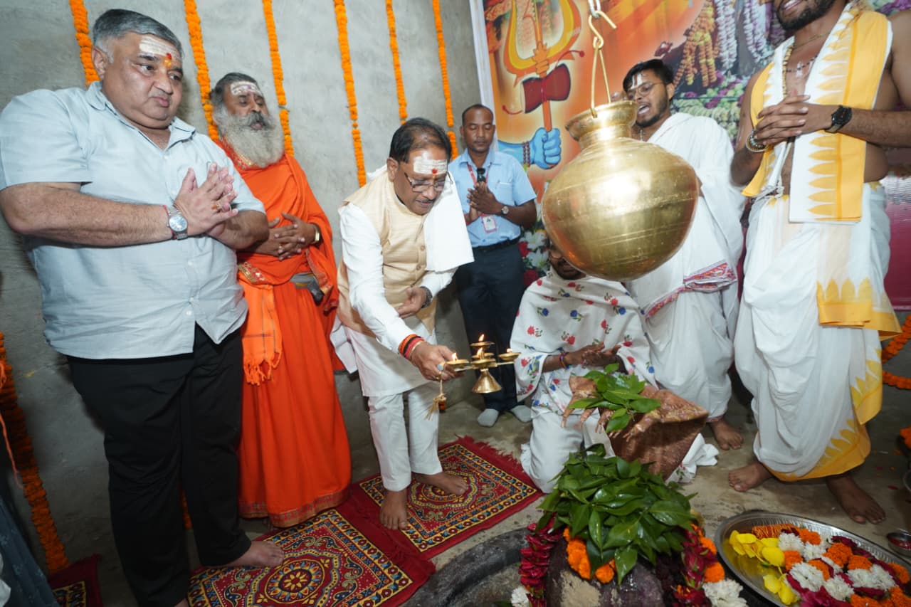 मुख्यमंत्री विष्णुदेव साय ने बाबा कर्मेश्वर का किया रुद्राभिषेक, प्रदेशवासियों की सुख-समृद्धि और खुशहाली की कामना की