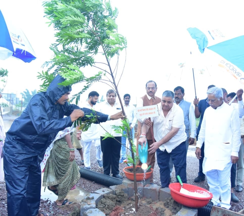 ‘एक पेड़ माँ के नाम’ अभियान के तहत मंत्री राजेश अग्रवाल ने किया वृक्षारोपण