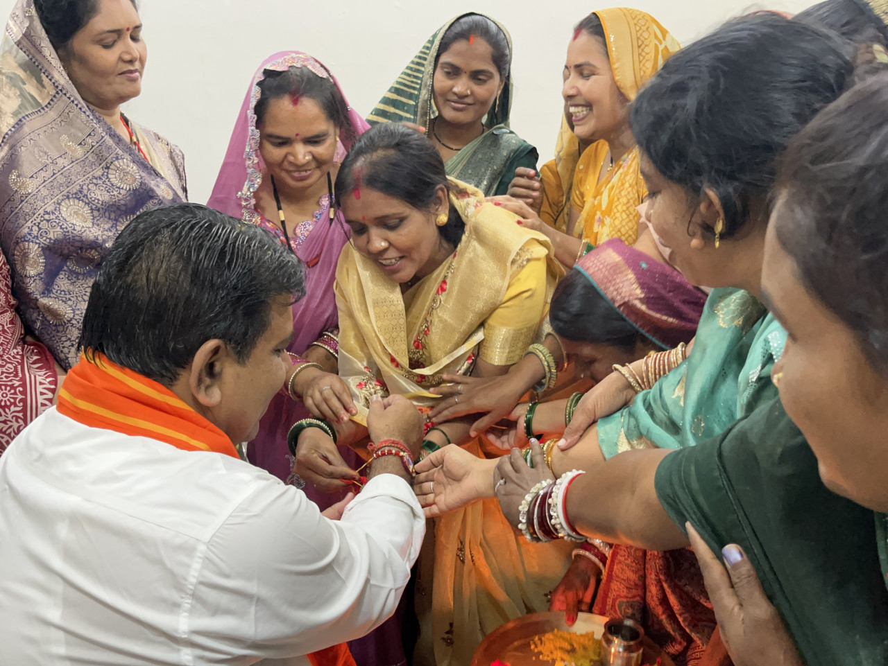 बिहान की दीदियों ने उपमुख्यमंत्री विजय शर्मा को राखी बांधकर दी बधाई, साझा किए गुजरात भ्रमण के अनुभव