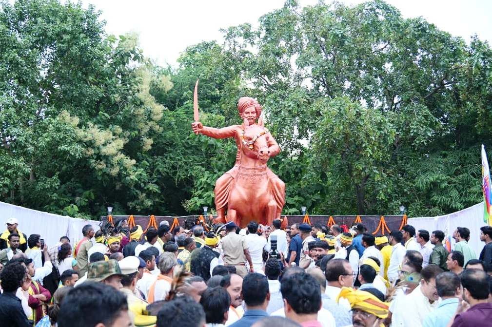 शहीद वीर नारायण सिंह की प्रतिमा का अनावरण, आदिवासी महासम्मेलन में विकास कार्यों की घोषणाएं