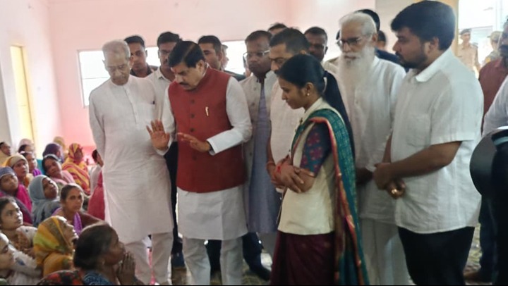 संकट की घड़ी में पूरी सरकार है बाढ़ पीड़ितों के साथ : मुख्यमंत्री डॉ. यादव मुख्यमंत्री ने चित्रकूट में बाढ़ प्रभावित क्षेत्रों का किया पैदल भ्रमण, किया नुकसान का मुआयना अधिकारियों को 3 दिन तक चित्रकूट में ही रहकर राहत पहुंचाने के दिए निर्देश मुख्यमंत्री ने आश्रय स्थल जाकर बाढ़ प्रभावितों को दिए वस्त्र, घरेलू सामग्री और खाद्यान्न