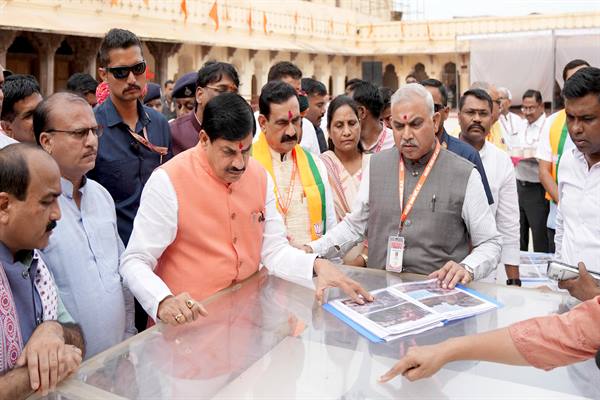धार्मिक एवं सांस्कृतिक विरासत को संरक्षित कर आने वाली पीढ़ियों को अवगत कराना हमारी प्राथमिकता है : मुख्यमंत्री डॉ. यादव ओरछा को पर्यटन के अद्भुत केन्द्र के रूप में किया जा रहा है विकसित भव्य रामराजा लोक से निखरेगी बुंदेलखंड की पहचान, स्थानीय अर्थव्यवस्था और रोजगार को मिलेगा बढ़ावा राम-कृष्ण पथ का विकास : मध्यप्रदेश के प्रमुख धार्मिक एवं ऐतिहासिक स्थलों को आपस में जोड़ने की योजना प्राचीन स्थापत्य कला और मूल स्वरूप का रखा जाएगा ध्यान, जुझार सिंह महल और जहांगीर महल का किया निरीक्षण रामराजा लोक के स्थापत्य मॉडल का किया अवलोकन मुख्यमंत्री डॉ. यादव ने ओरछा में जारी निर्माण कार्यों का किया अवलोकन तथा तथा की मीडिया से चर्चा