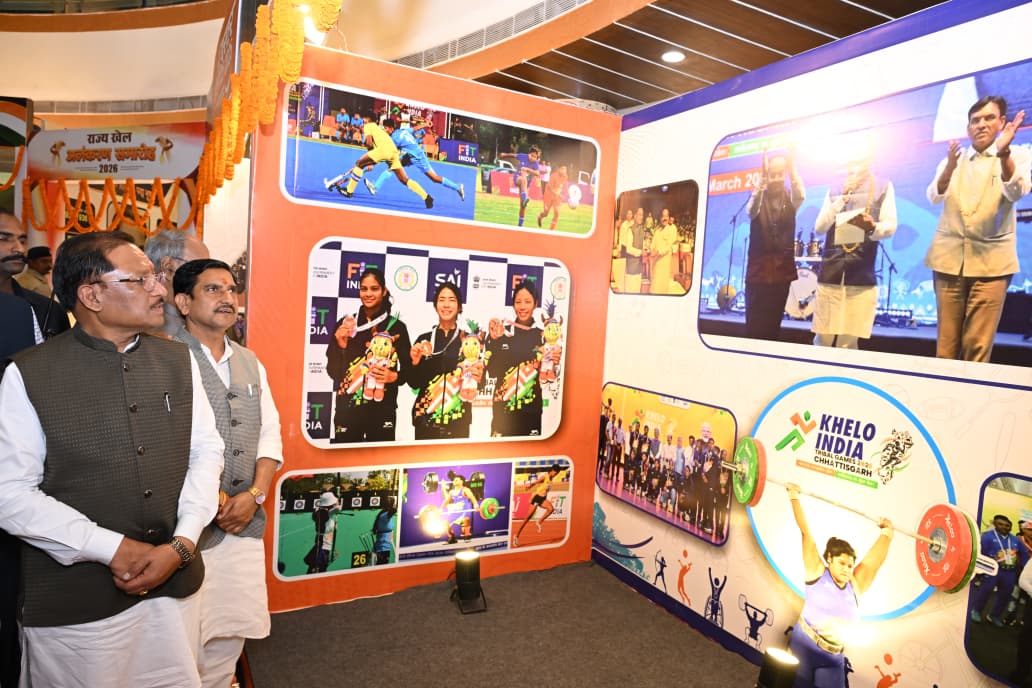 मुख्यमंत्री विष्णु देव साय ने खेलों पर आधारित फोटो प्रदर्शनी और कॉफी टेबल बुक ‘हमारे खिलाड़ी’ का किया विमोचन