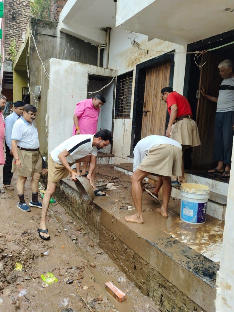 चित्रकूट के बाढ़ प्रभावित क्षेत्रों में सेवा में जुटे RSS के 500 से अधिक स्वयंसेवक 