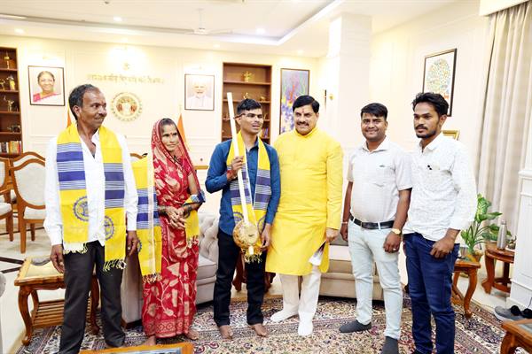 फिल्म ‘हनुमान अंश’ के लोकप्रिय बुंदेली गीत से बनाई पहचान, संगीत की औपचारिक शिक्षा में भी मोहन सरकार करेगी सहयोग