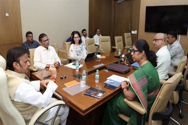 बालाघाट में स्वास्थ्य सेवाओं की पहुंच और डिलीवरी व्यवस्था करें सुदृढ़: उप मुख्यमंत्री  शुक्ल विभागों के बीच समन्वित कार्ययोजना बनाकर अंतिम छोर तक सेवाएं पहुंचाने के दिए निर्देश