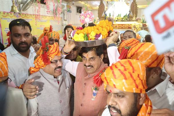 मुख्यमंत्री डॉ. यादव ने बरखेड़ी के श्री राधा-कृष्ण मंदिर में की पूजा-अर्चना लड्डू गोपाल को सिर पर रखकर मंदिर तक लाये