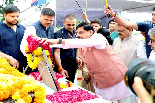 उच्च कोटि के कुशल संगठक थे कुशाभाऊ ठाकरे : मुख्यमंत्री डॉ. यादव मुख्यमंत्री डॉ. यादव ने कुशाभाऊ ठाकरे की जयंती पर अर्पित की पुष्पांजलि कुशाभाऊ ठाकरे इंटरनेशनल कन्वेंशन सेंटर में लगाया आंवले का पौधा