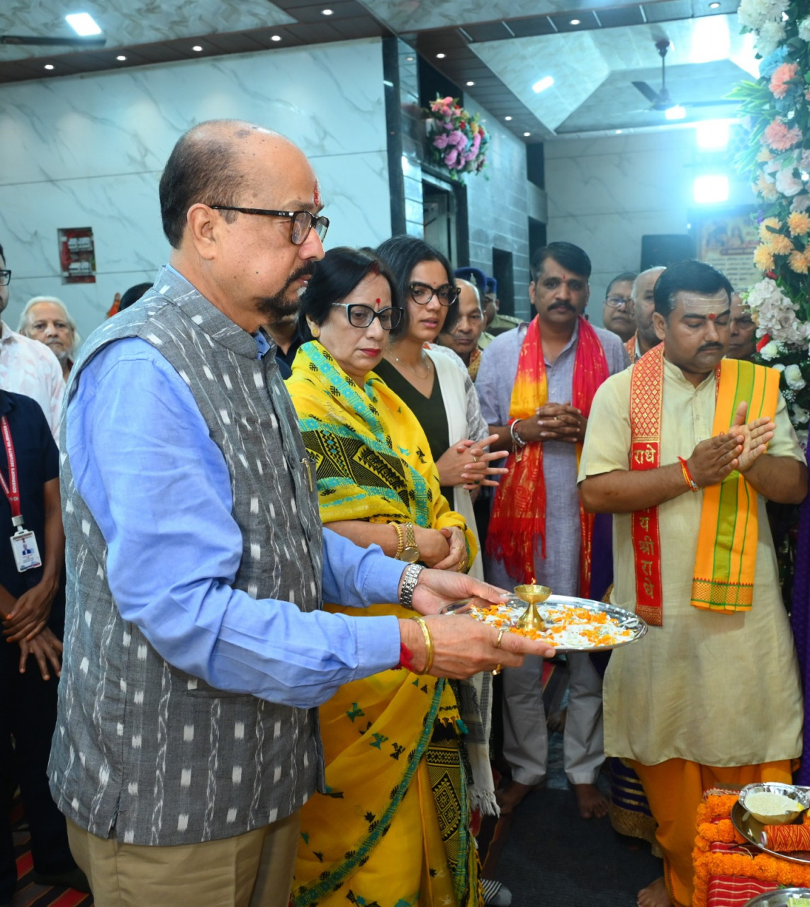 राज्यपाल रमेन डेका ने कृष्ण जन्माष्टमी के अवसर पर श्री बांके बिहारी मंदिर में की पूजा-अर्चना