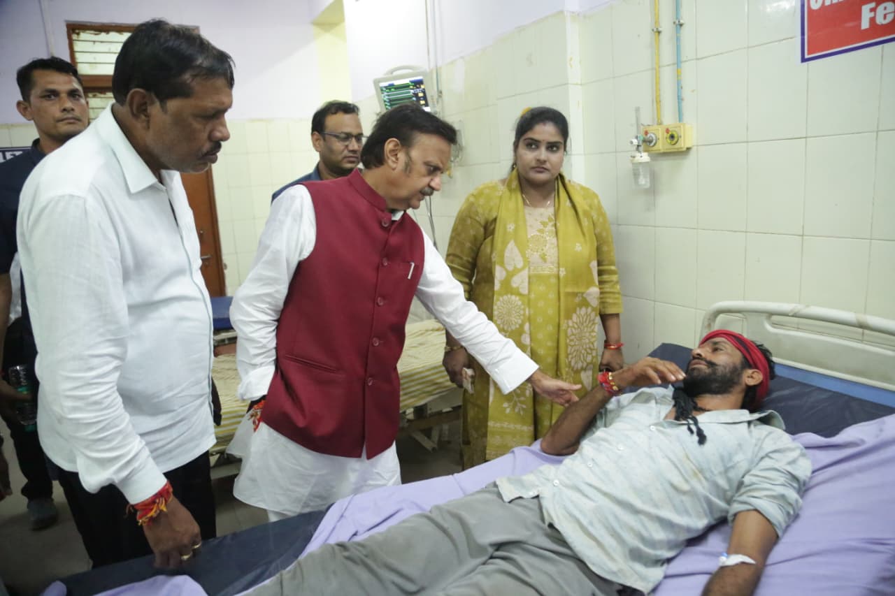 लापरवाही करने वालों पर होगी कड़ी कार्रवाई : उप मुख्यमंत्री शुक्ल अवैध शराब प्रभावितों की स्वास्थ्य सुविधाओं एवं कारवाई की समीक्षा की