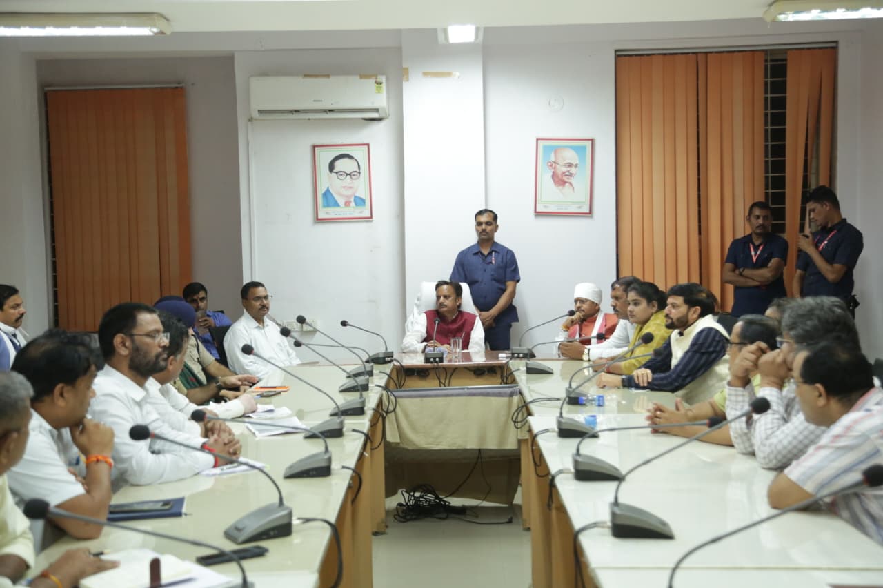 लापरवाही करने वालों पर होगी कड़ी कार्रवाई : उप मुख्यमंत्री शुक्ल अवैध शराब प्रभावितों की स्वास्थ्य सुविधाओं एवं कारवाई की समीक्षा की