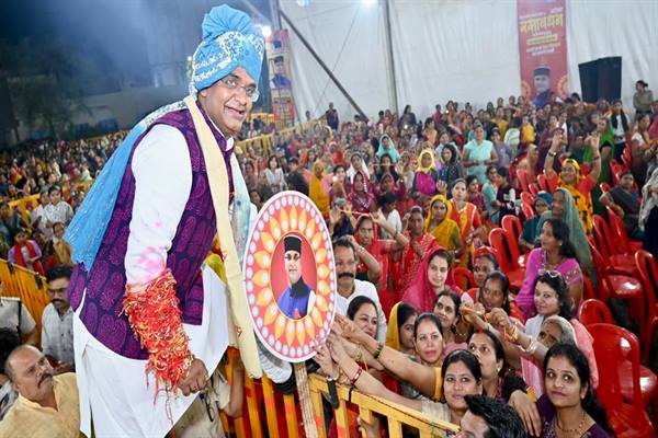 विविधता में एकता ही भारतीय संस्कृति की विशेषता- मंत्री सारंग नरेला रक्षाबंधन महोत्सव 2026: चौथे दिन 31 हज़ार 117 बहनों ने मंत्री सारंग को बांधे रक्षासूत्र विभिन्न धर्मों और समाजों की बहनों ने बांधी राखी; सामाजिक समरसता का दिया संदेश