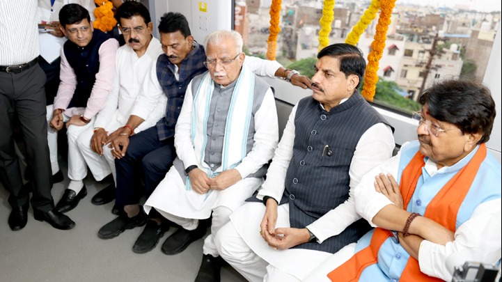 Krutidev      मुख्यमंत्री डॉ. यादव, केन्द्रीय मंत्री मनोहर लाल, मंत्री विजयवर्गीय ने हरी झंडी दिखाकर इंदौर मेट्रो ट्रेन को किया रवाना बापट चौराहे मेट्रो स्टेशन से गांधी नगर तक सांदीपनि विद्यालय के बच्चों के साथ किया सफर