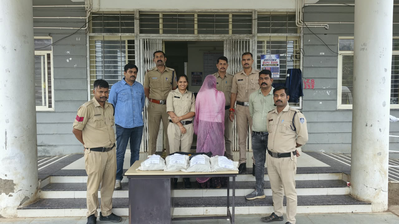 मध्यप्रदेश पुलिस की नशे के विरुद्ध बड़ी कार्रवाई नीमच सिटी पुलिस ने 58 लाख 50 हजार रुपये की 11.700 किलोग्राम अवैध अफीम के साथ महिला आरोपी को किया गिरफ्तार