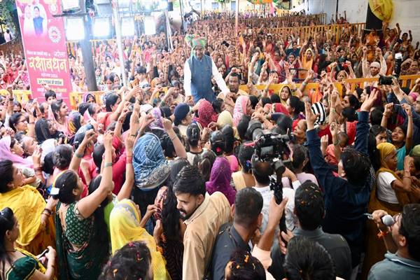 पांचवे दिन 24 हज़ार 604 बहनों ने मंत्री  सारंग को बांधे रक्षासूत्र वार्ड क्र. 36, 37 एवं 70 में हुआ रक्षाबंधन का आयोजन