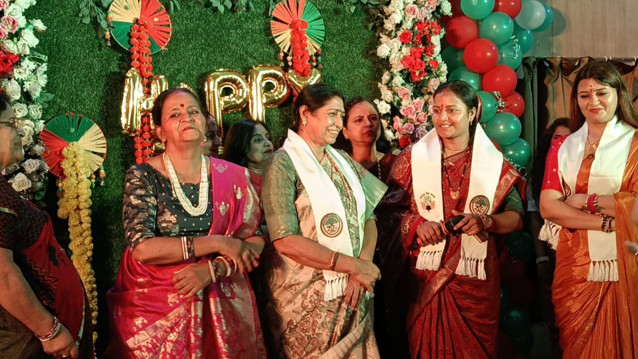 तीज के रंग में रंगा रायपुर प्रेस क्लब, लक्ष्मी राजवाड़े ने रैंप वॉक कर बढ़ाया महिला पत्रकारों का उत्साह