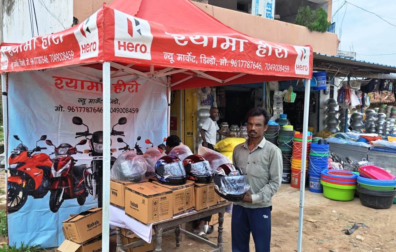 हाट-बाजारों में लगे हेलमेट स्टॉल, डिंडो साप्ताहिक बाजार में चार ग्रामीणों ने स्वप्रेरणा से खरीदे हेलमेट