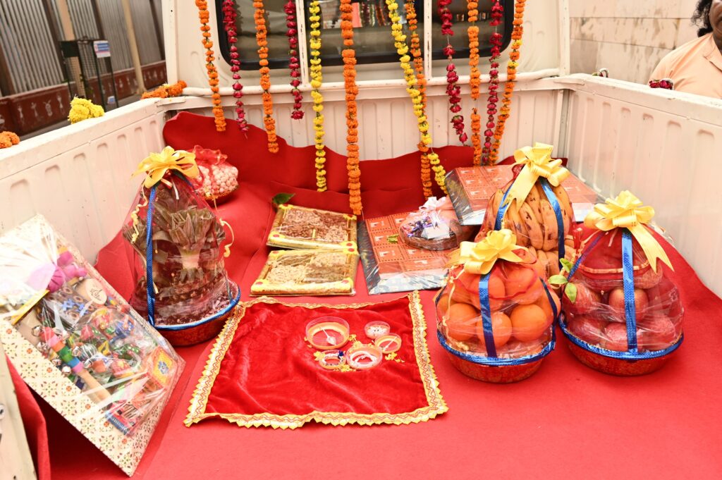 श्री कृष्ण जन्माष्टमी के पावन पर्व पर श्री लड्डू गोपाल हेतु उपहार सामग्री प्रेषित