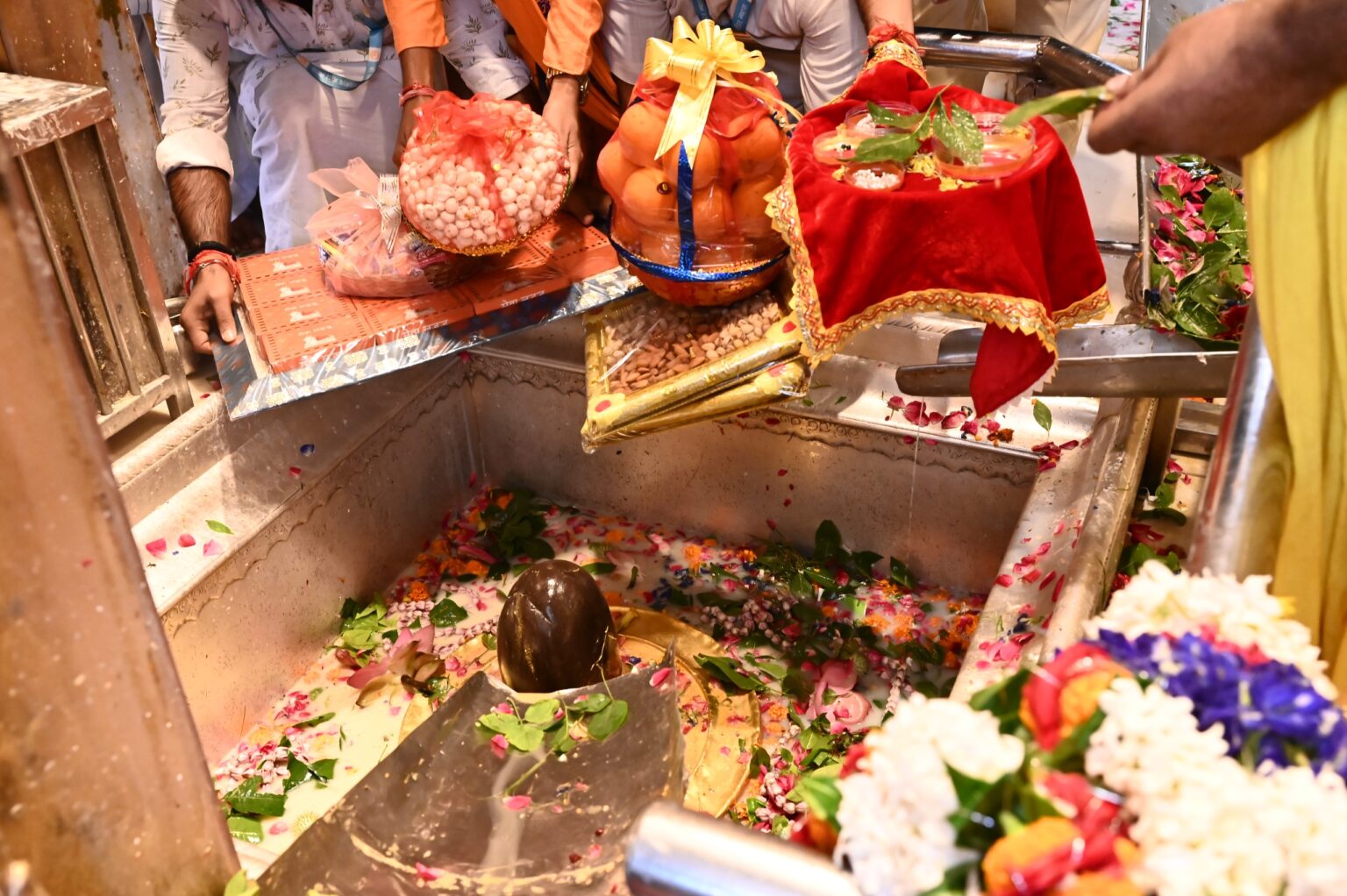 श्री कृष्ण जन्माष्टमी के पावन पर्व पर श्री लड्डू गोपाल हेतु उपहार सामग्री प्रेषित
