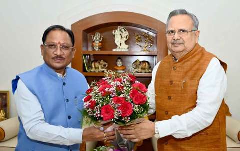 सीएम साय ने की विधानसभा अध्यक्ष डॉ. रमन सिंह से आत्मीय भेंट
