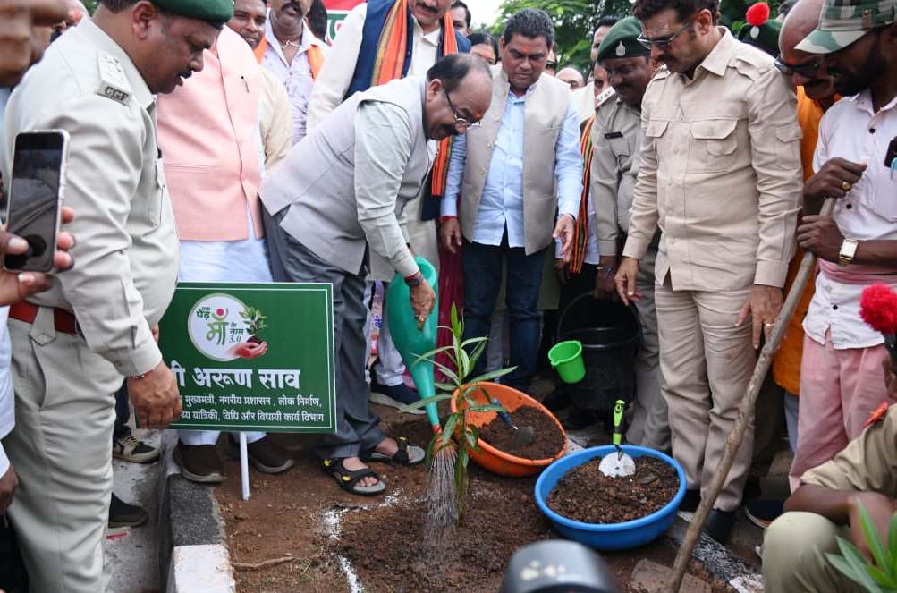 उप मुख्यमंत्री अरुण साव ने ‘एक पेड़ मां के नाम 3.0’ अभियान में पौधा लगाया 