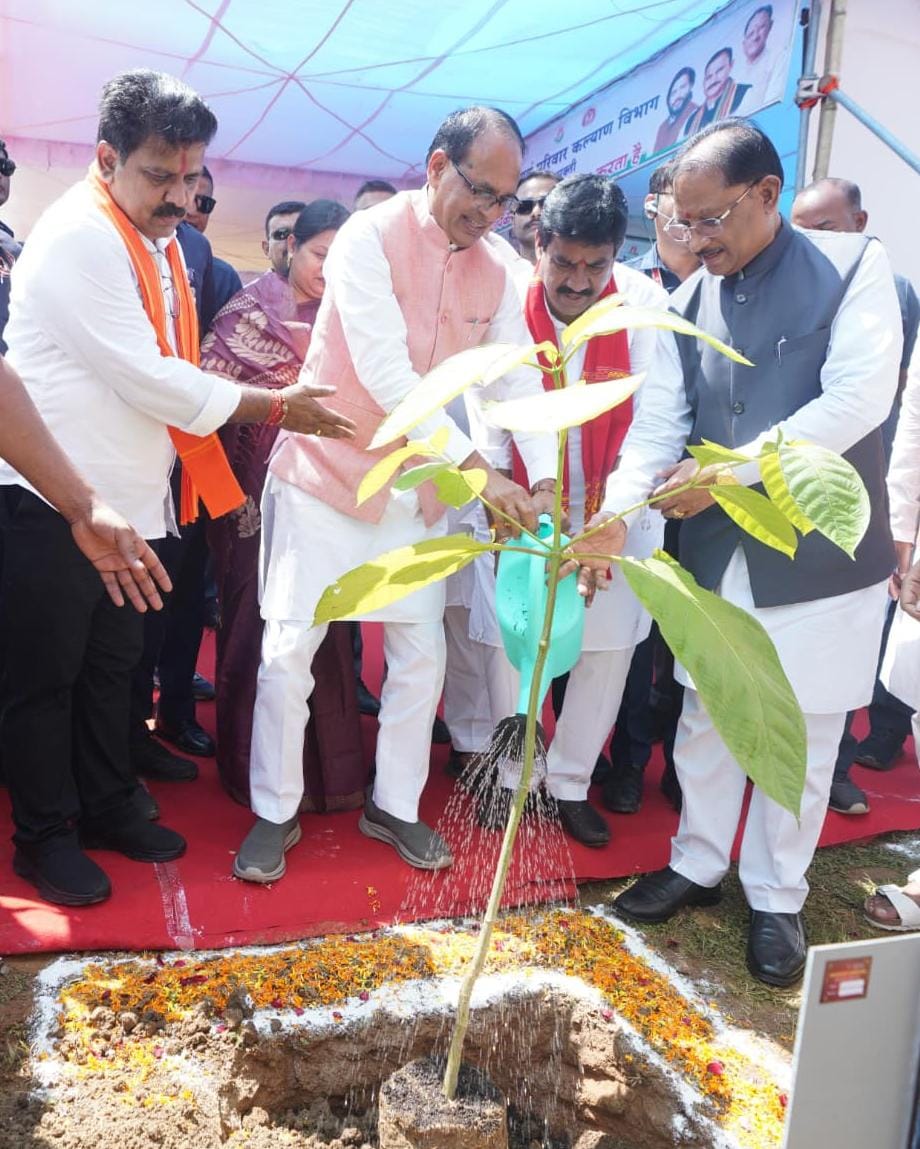 केंद्रीय मंत्री शिवराज सिंह चौहान और मुख्यमंत्री विष्णु देव साय ने लगाया  ‘एक पेड़ माँ के नाम’