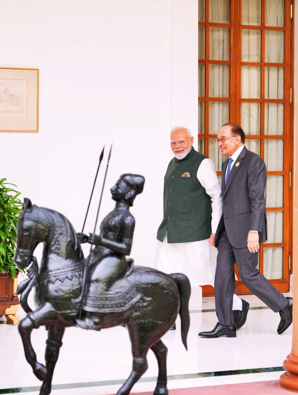 नई दिल्ली में ब्रिक्स शिखर सम्मेलन से इतर प्रधानमंत्री मोदी ने मलेशियाई प्रधानमंत्री अनवर इब्राहिम से की मुलाकात