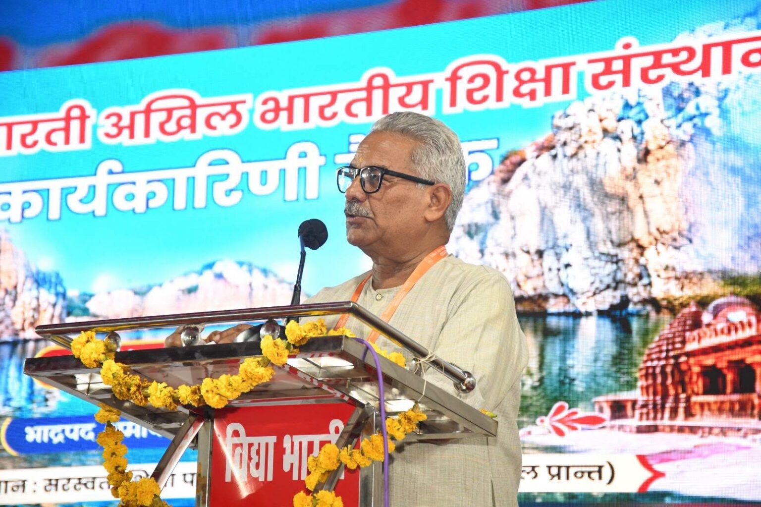 हर बालक को भारत की मिट्टी व भारत की परम्परा का संस्कार देना है : डॉ. कृष्ण गोपाल 