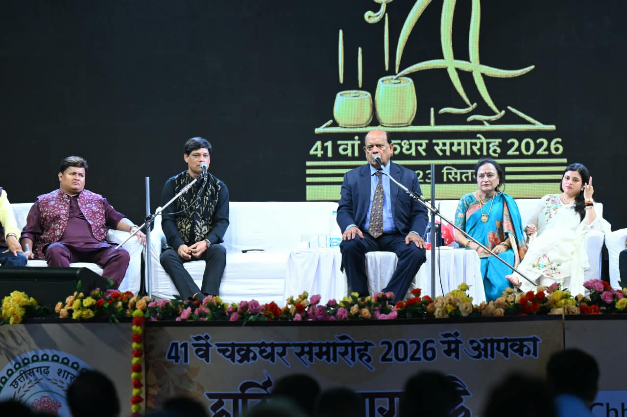 चक्रधर समारोह में पद्मश्री सुरेंद्र शर्मा ने हास्य-व्यंग्य से खूब गुदगुदाया 