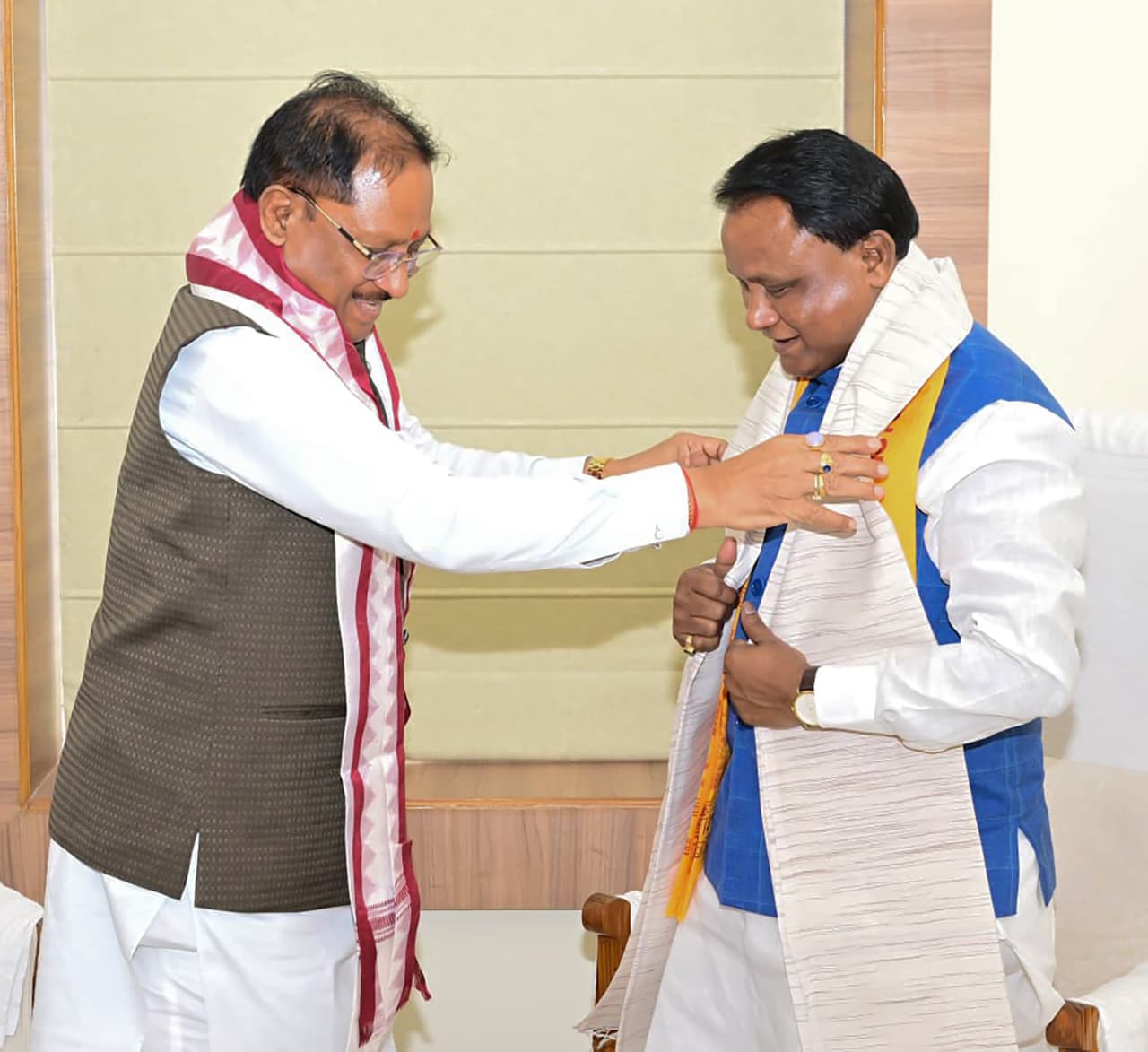 मुख्यमंत्री विष्णु देव साय ने ओडिशा के मुख्यमंत्री मोहन चरण माझी से की सौजन्य भेंट