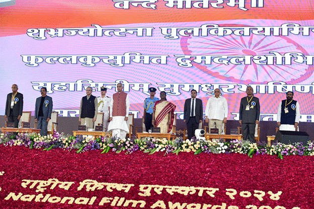 राष्ट्रपति  द्रौपदी मुर्मु ने गुजरात के एकता नगर में 72वें राष्ट्रीय फिल्म पुरस्कार प्रदान किए