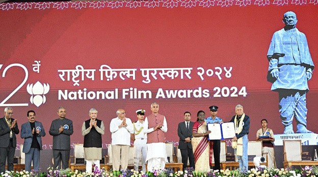 राष्ट्रपति  द्रौपदी मुर्मु ने गुजरात के एकता नगर में 72वें राष्ट्रीय फिल्म पुरस्कार प्रदान किए