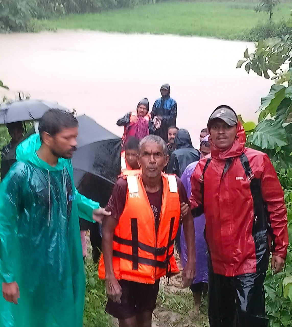 माड़ीन नदी में फंसे ग्रामीण को रेस्क्यू कर बचाया, 9 परिवार सुरक्षित स्थानों पर शिफ्ट 