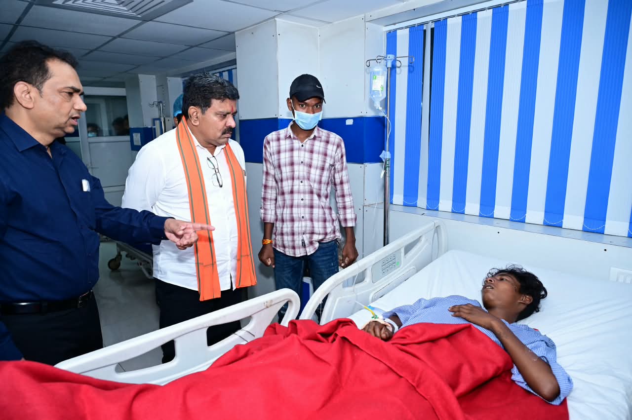 मरकाटोला घाट हादसा: घायलों से मिले उप मुख्यमंत्री, बेहतर इलाज के दिए निर्देश; चार अस्पताल से डिस्चार्ज 
