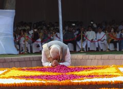 प्रधानमंत्री मोदी ने गांधी और शास्त्री को नमन, राष्ट्रसेवा के आदर्शों को याद किया