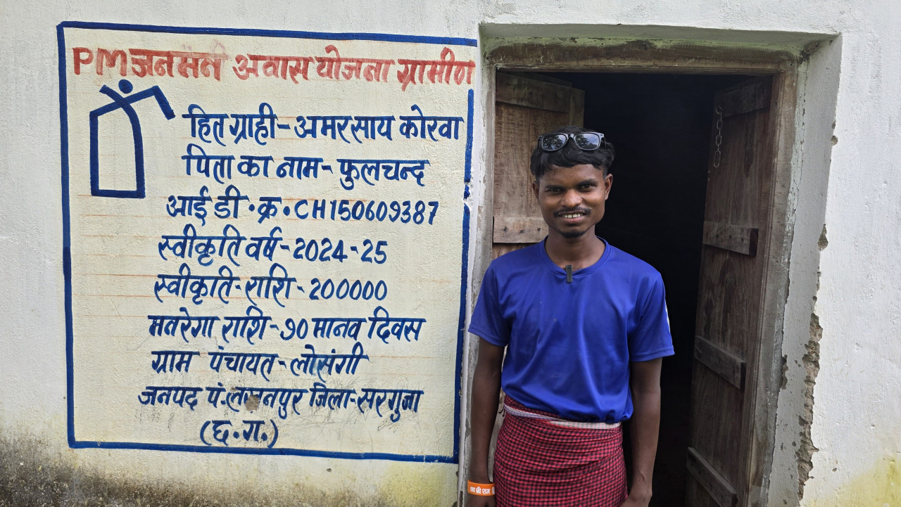 बारिश की चिंता से राहत: पीएम जनमन आवास से पहाड़ी कोरवा परिवार को मिला पक्का आशियाना. 