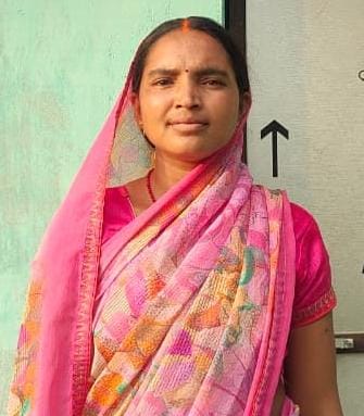 योजनाओं का सहारा: संजू के परिवार को मिला पक्का आवास, शौचालय और गैस कनेक्शन 