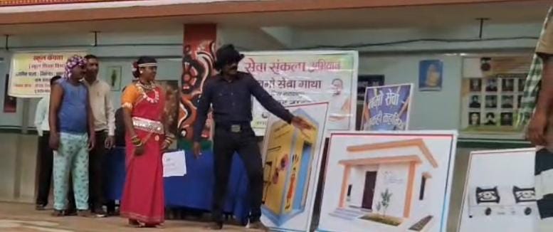 नारायणपुर की बेटियों ने नुक्कड़ नाटक से जगाई जनकल्याण और विकास की अलख 
