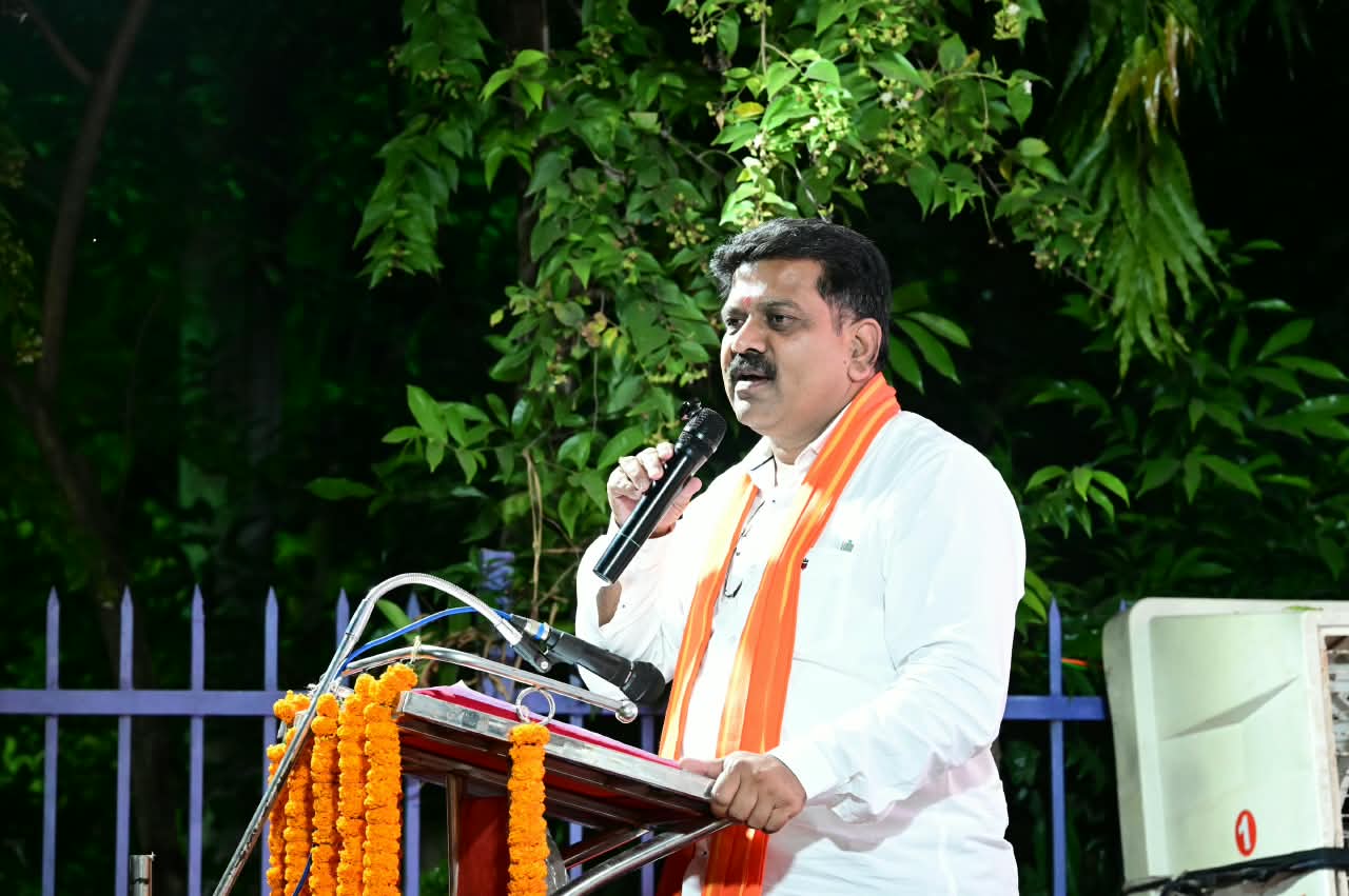 पत्रकार पंकज शर्मा की स्मृति को स्थायी पहचान देने की पहल, रायपुर में प्रतिमा का अनावरण