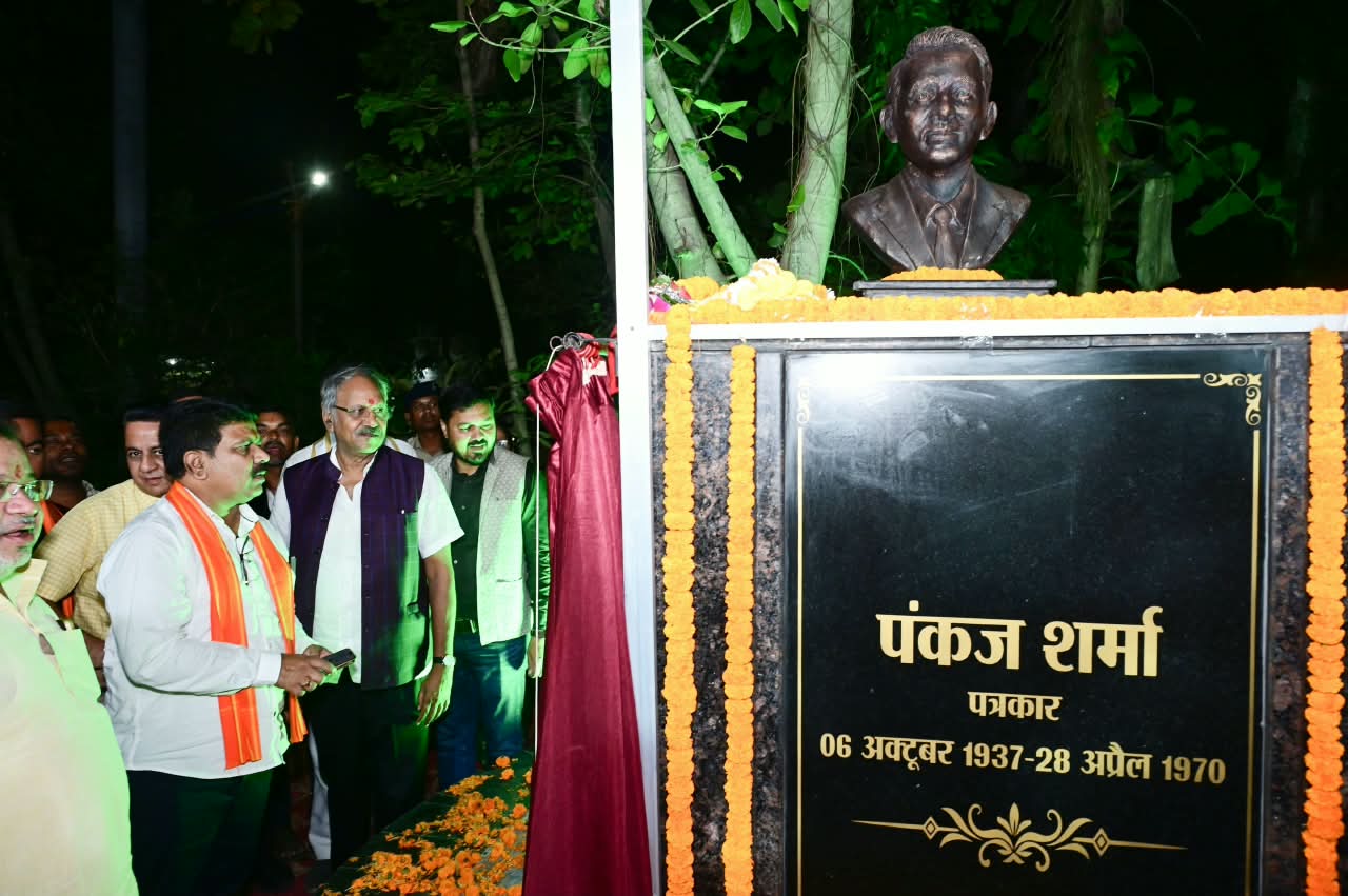 पत्रकार पंकज शर्मा की स्मृति को स्थायी पहचान देने की पहल, रायपुर में प्रतिमा का अनावरण