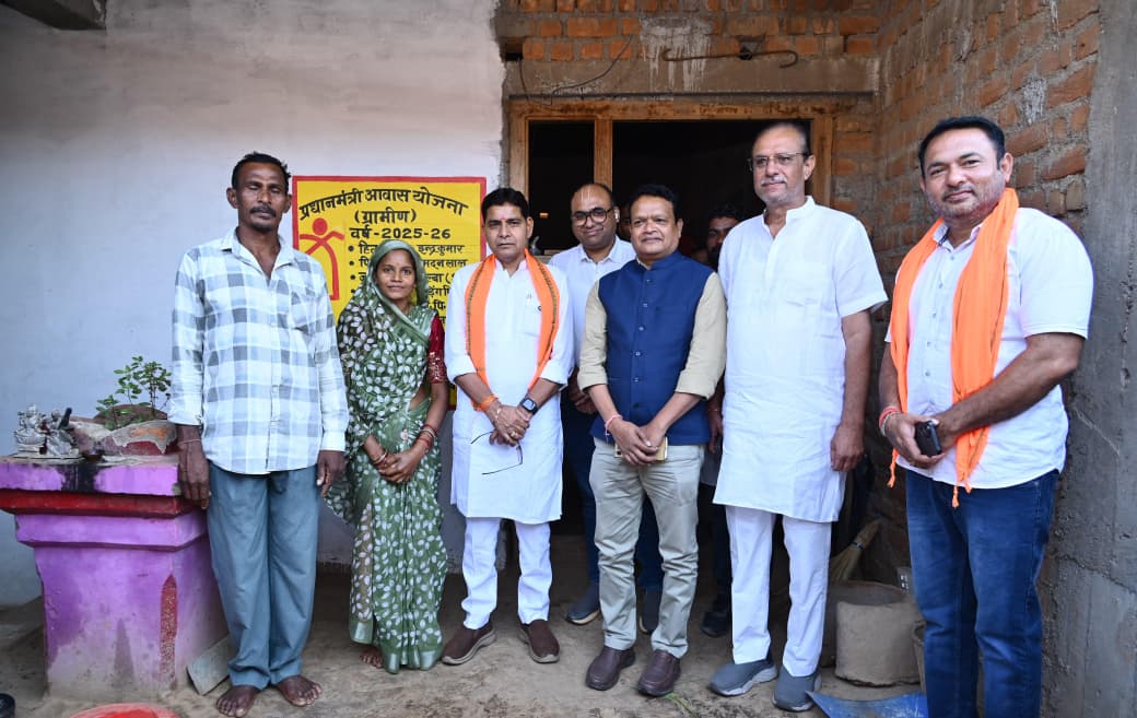   राजस्व मंत्री टंक राम वर्मा ने माड़िंग पिड़िंग भूर्सा पहुंचकर देखा योजनाओं का असर, हितग्राहियों से किया सीधा संवाद