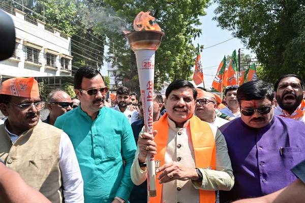 पीएम मोदी के 25 साल की राष्ट्रसेवा पर उज्जैन में सेवा ज्योति यात्रा, सीएम मोहन बोले—विकसित भारत के लिए दें अपना सर्वश्रेष्ठ