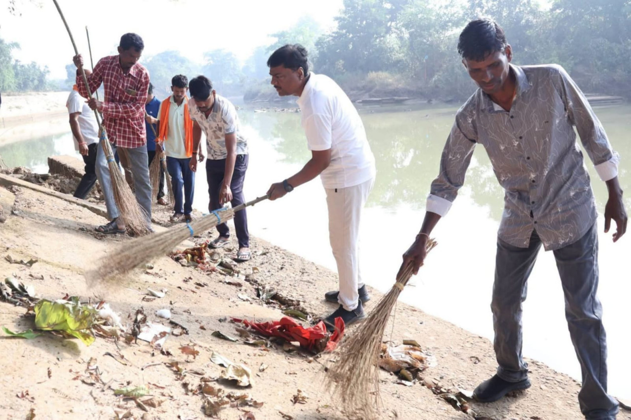 सेवा संकल्प अभियान: वन मंत्री केदार कश्यप ने ग्रामीणों के साथ की मारकंडी नदी घाट और जलकुंड की सफाई 