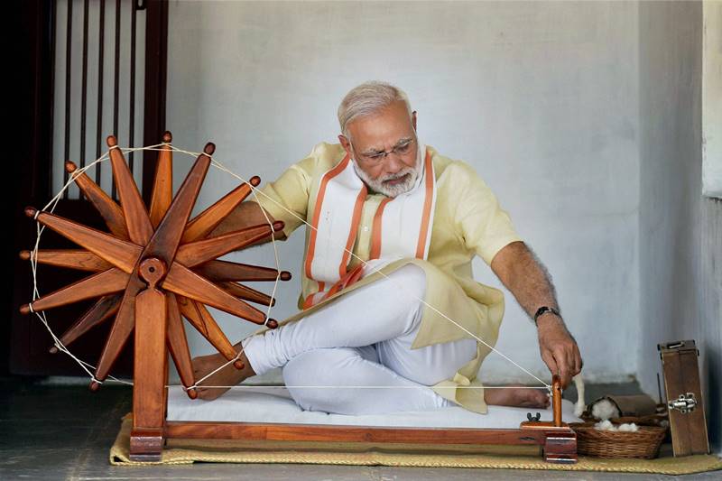 हथकरघा से देश का समृद्ध भविष्य बुनते बुनकर