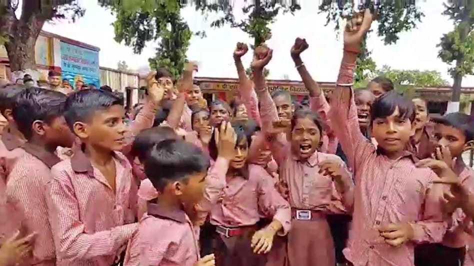 बच्चों को राजनीतिक टूल बनने से बचाएं ! 