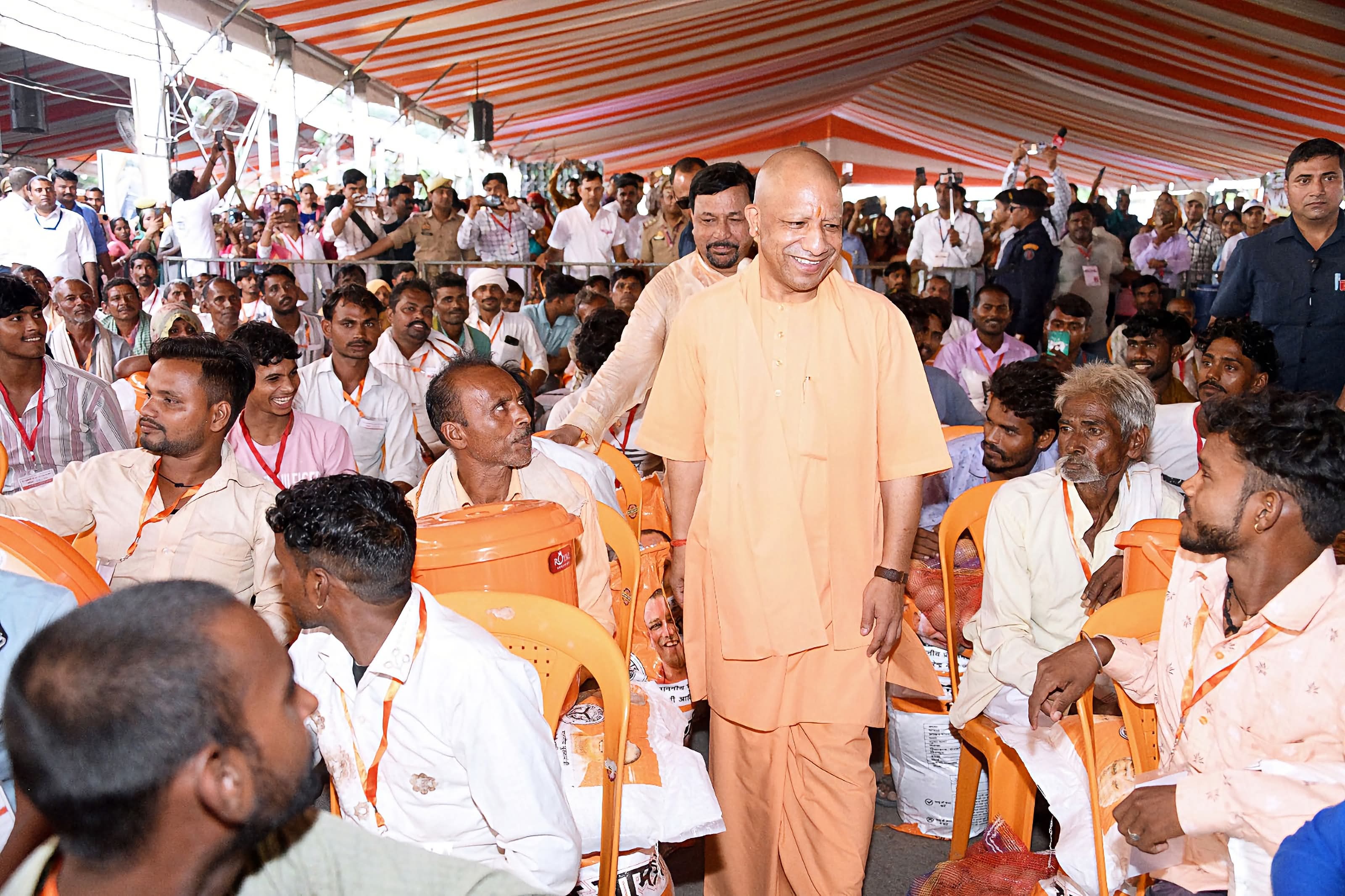 उत्तर प्रदेश में हिन्दुत्व और विकास की गूंज