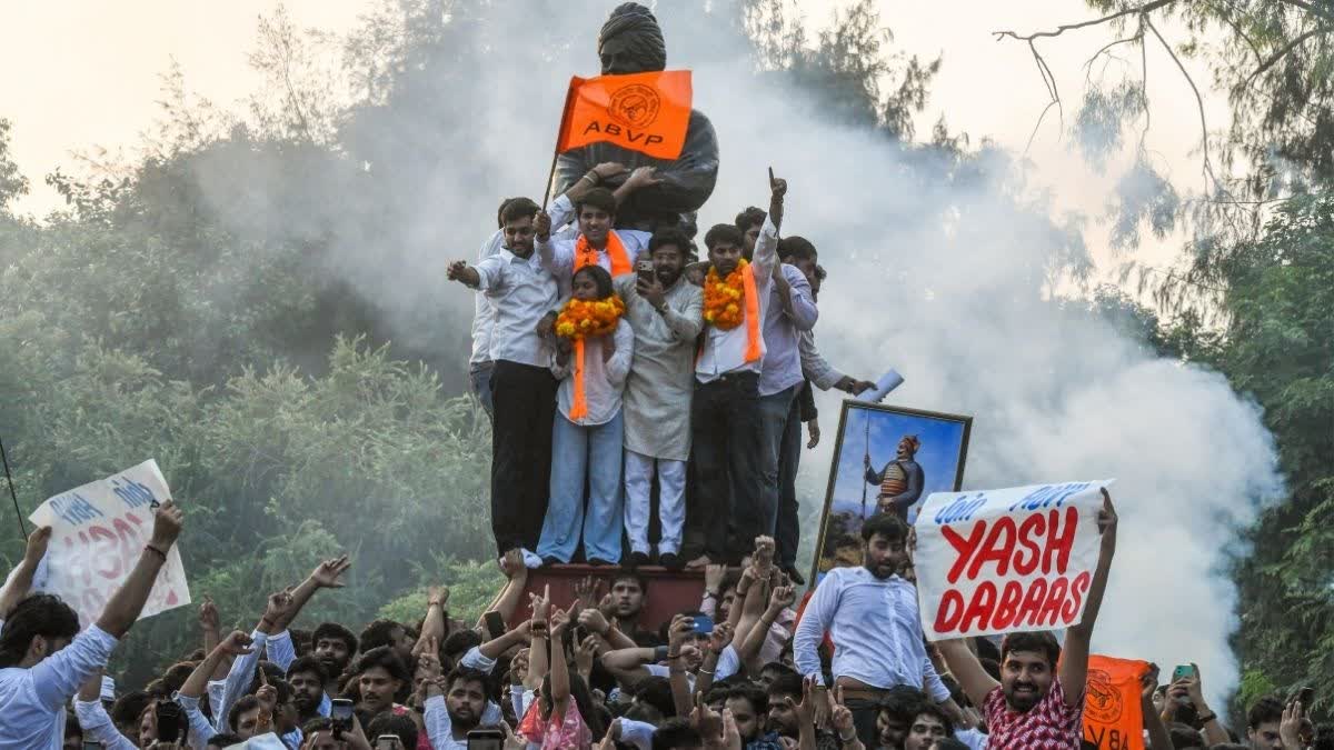 दिल्ली में युवाओं ने फिर लहराया भगवा 